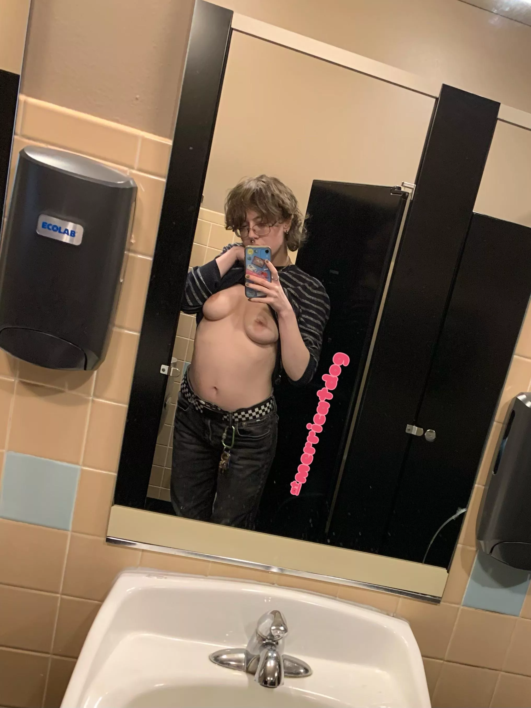 u should pull me into the stall so we cam have some fun posted by merricatdog