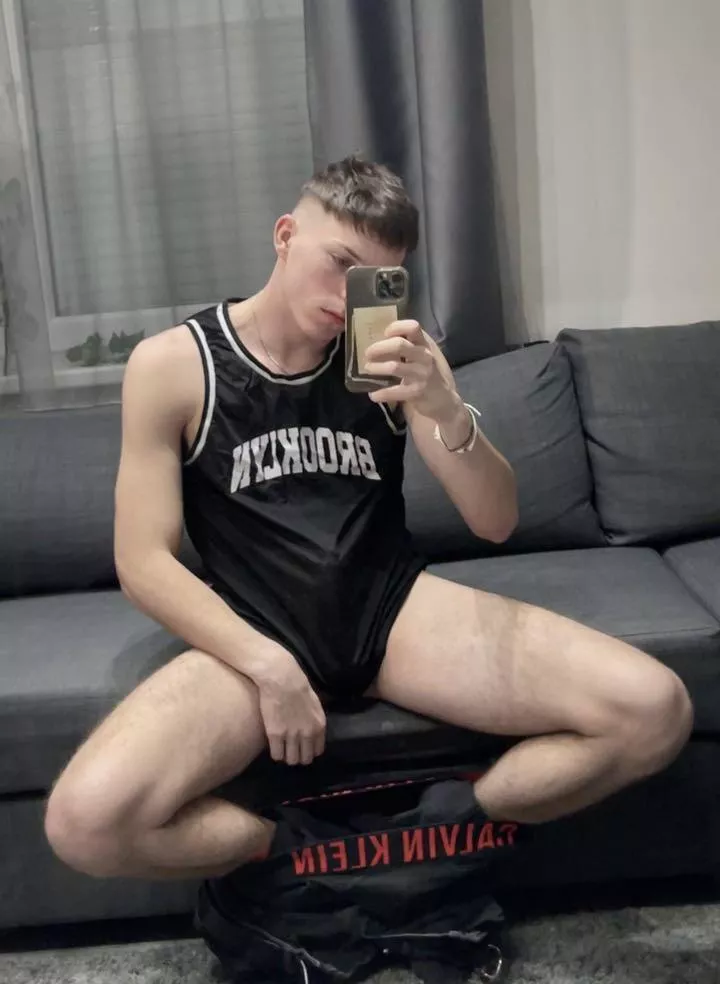 [19] @kolozsi_tomi Anyone want to come over, I have a seat saved for you! posted by OppositeWin3310