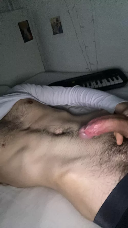 22 italian student. i model. lf guys around my age to help me get off. hmu@pinjohn2022 by leo590012