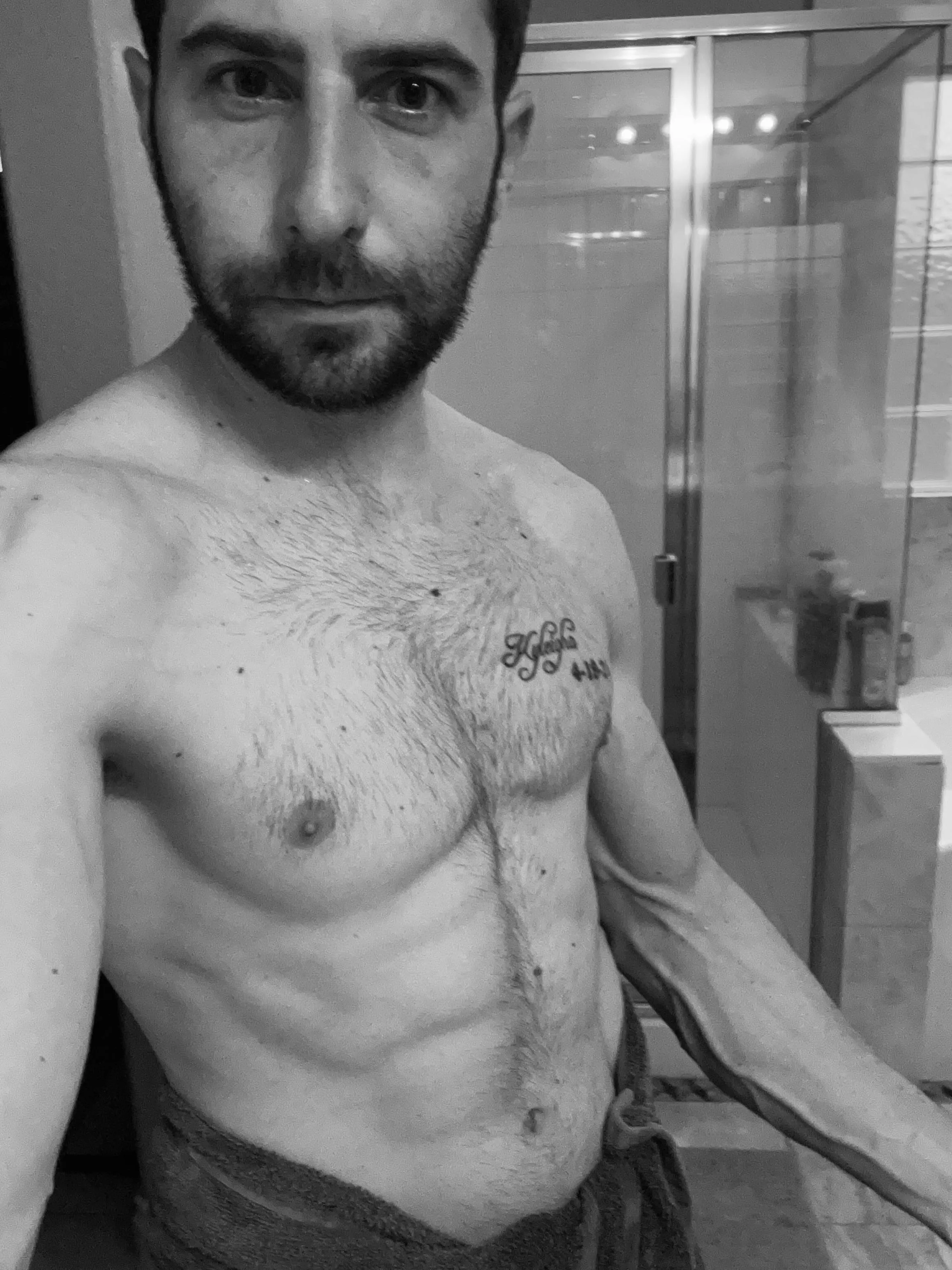 Black and white edition 🥵 👀💕 posted by Roo_lawnmaster