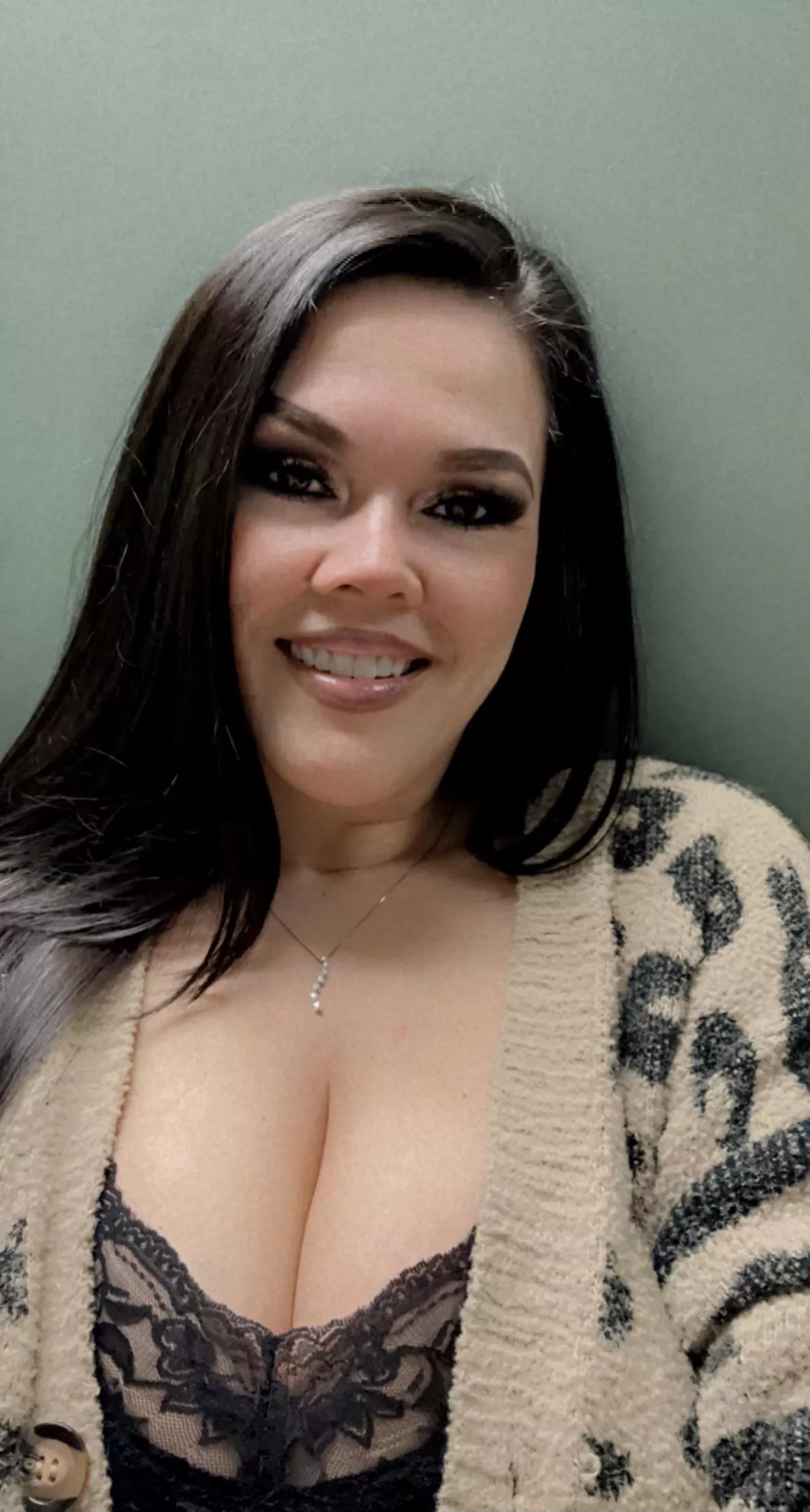 Do you like teachers and milfs? 35f posted by skgvss596