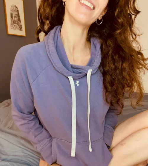 Hoodie and a smile [f] by maialunefeet
