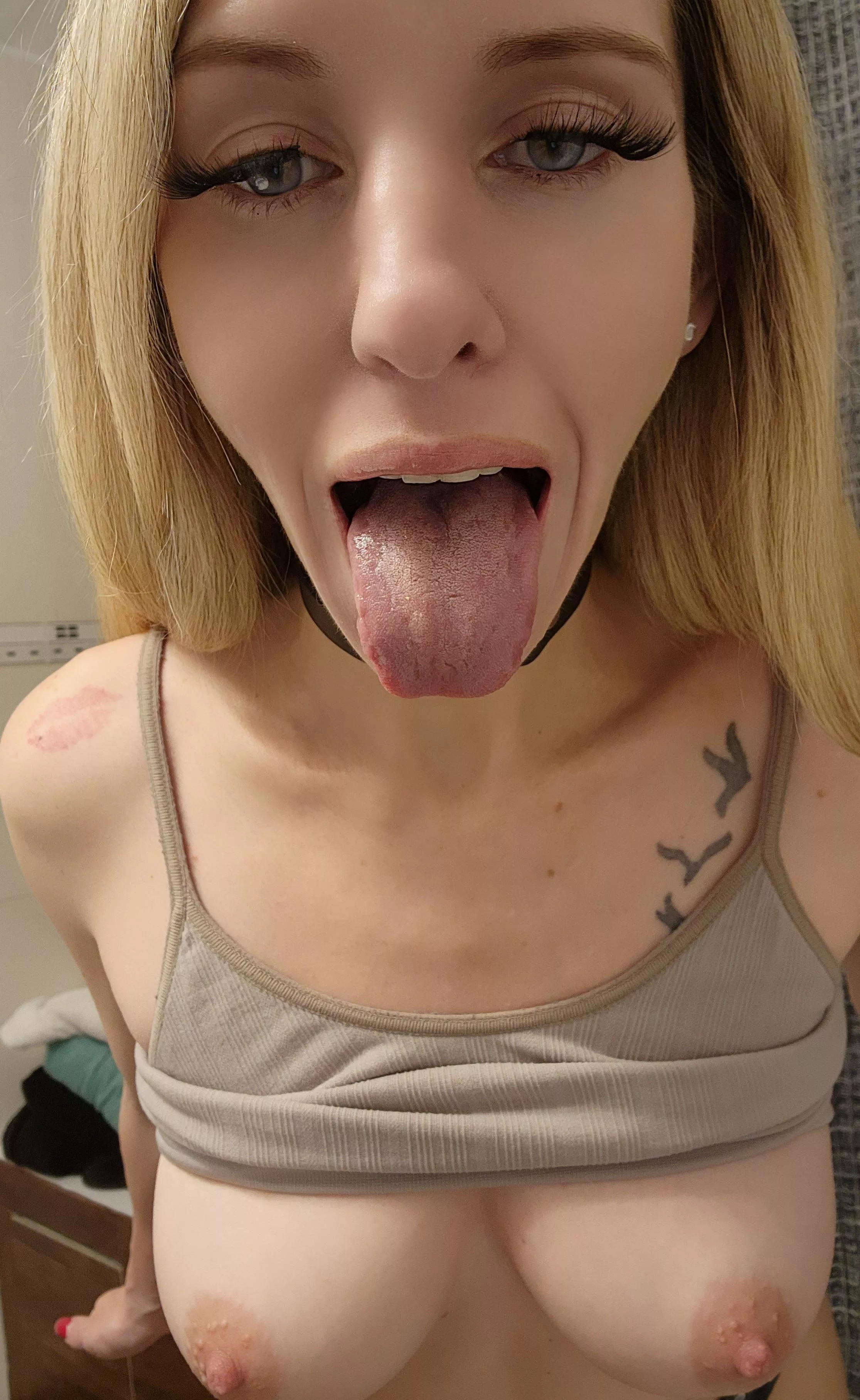 I love ❤️ letting my tongue 👅 hang out ! posted by PantiePrincess300