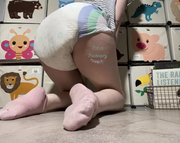 I smell yucky 😷 message me if you want to watch me rub and change this messy diaper + access the full photo set! by reeserosemary
