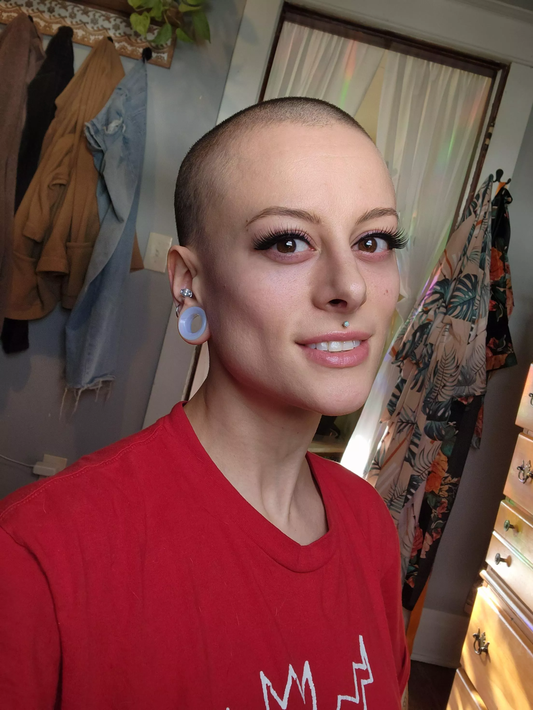 I'm new to [f]alse lashes posted by LayneeDivinee