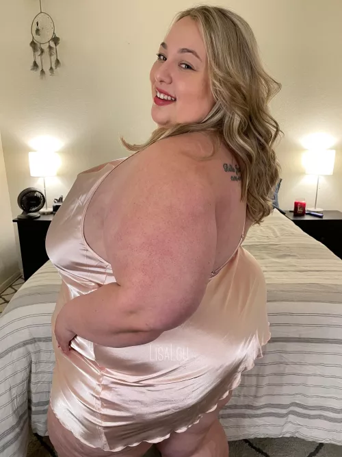 I’m so fucking MASSIVE that my queen bed behind me looks like a twin 😅 by LisaLouSSBBW