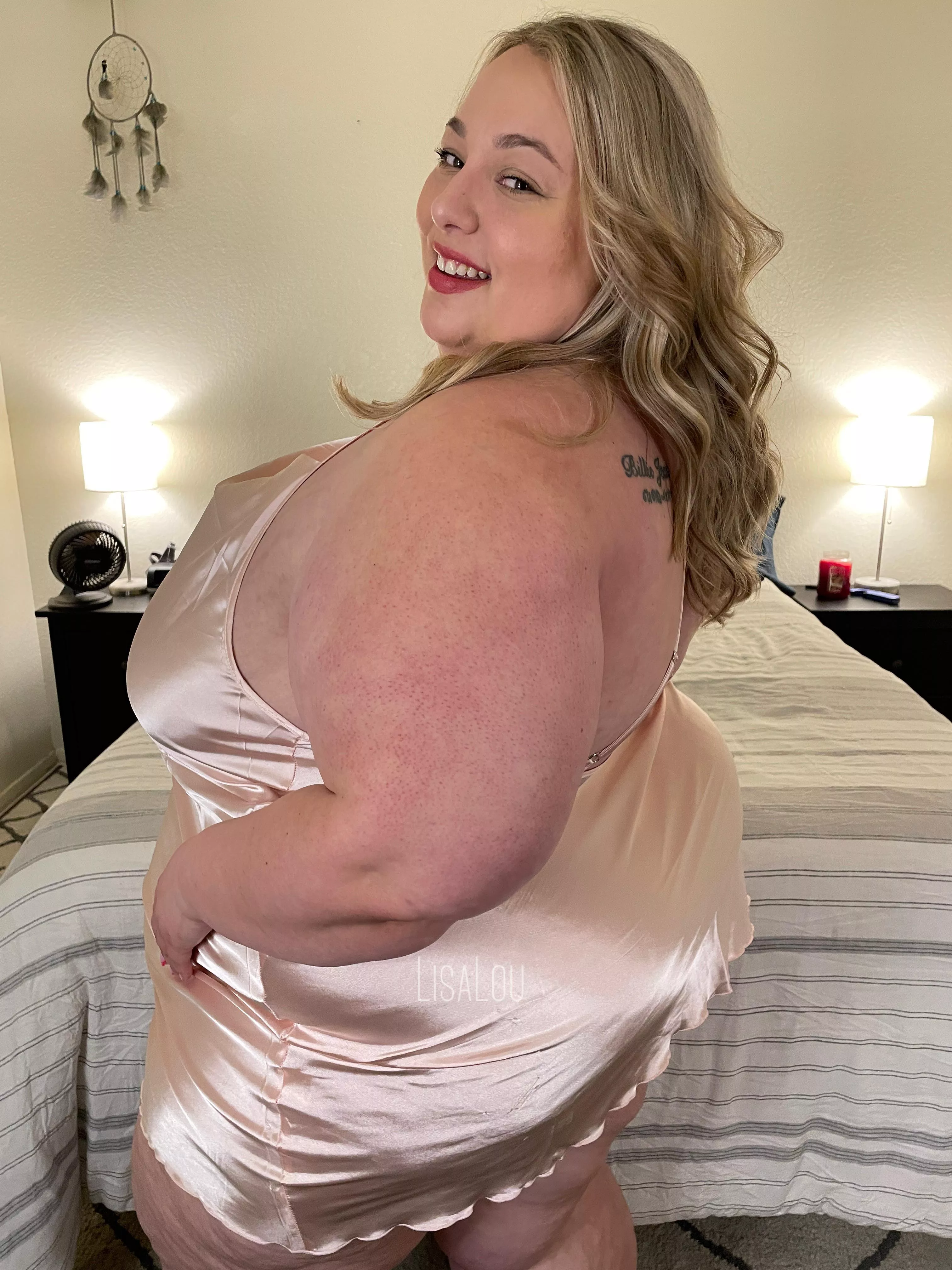 I’m so fucking MASSIVE that my queen bed behind me looks like a twin 😅 posted by LisaLouSSBBW