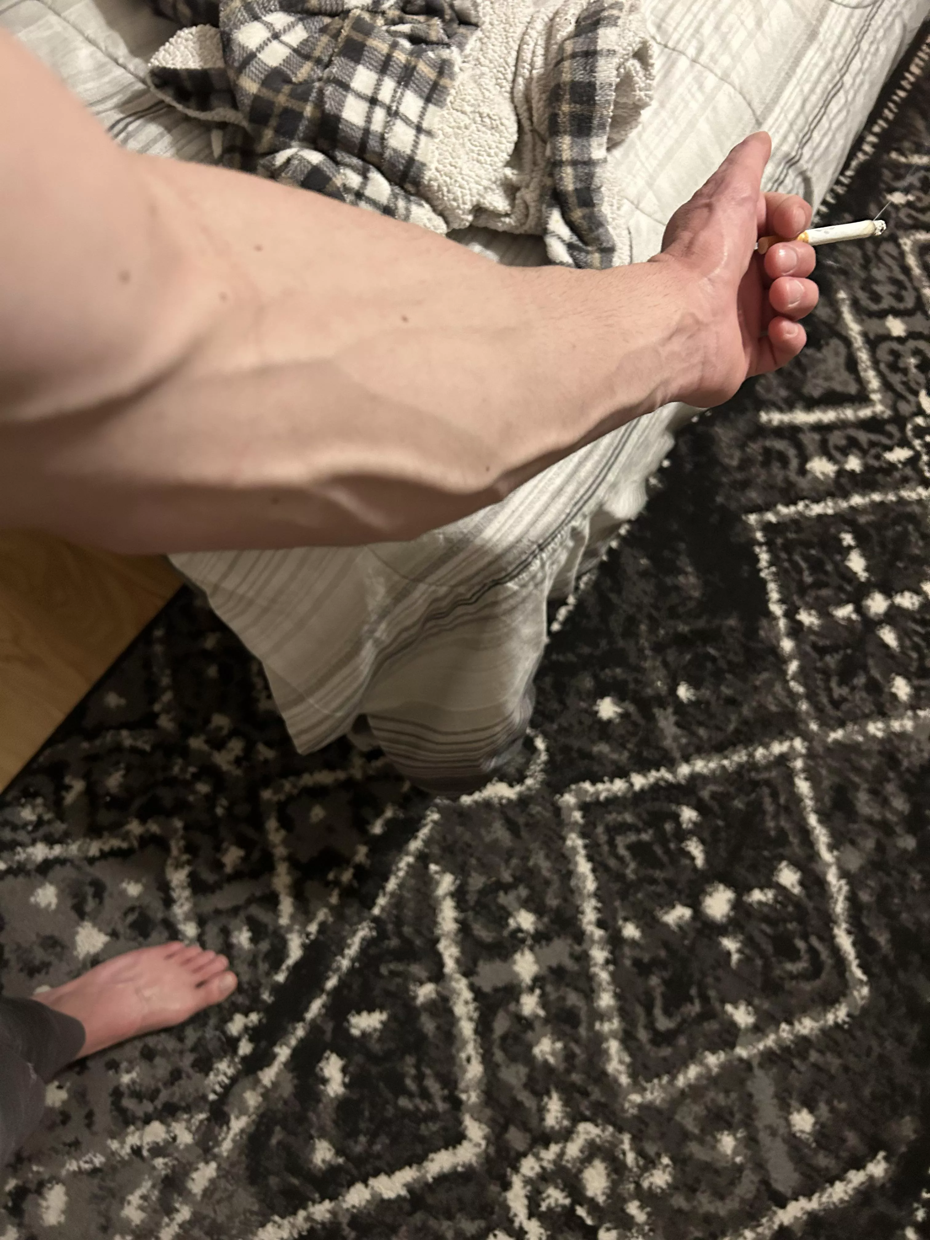 Smoking makes me veiny.. 🚬 posted by Roo_lawnmaster