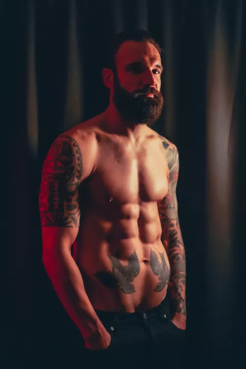 The lighting hits my abs perfectly here by tepelorn