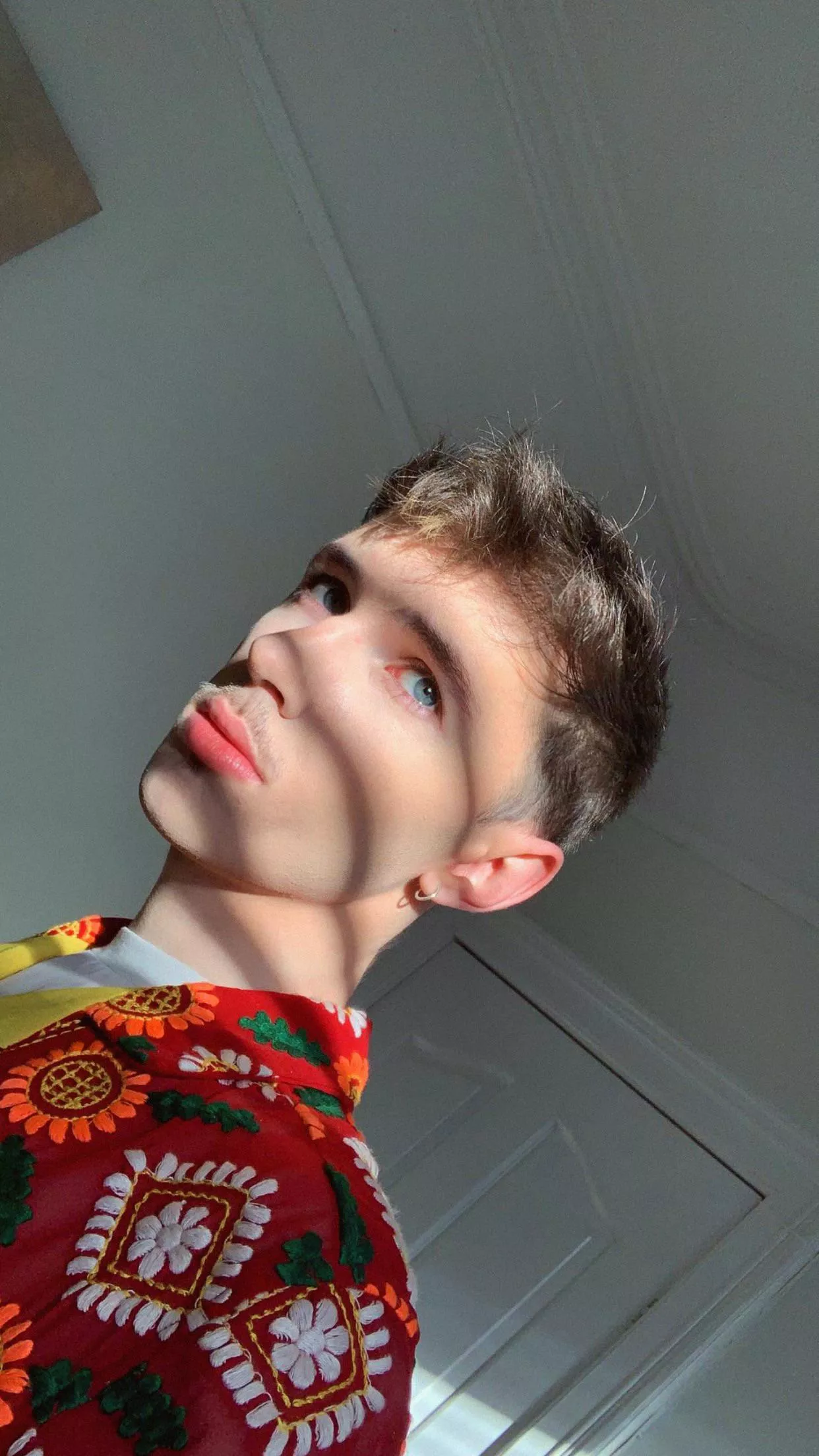 The sun through the blinds was kinda crazy here 😅 posted by Jamesthetwink97