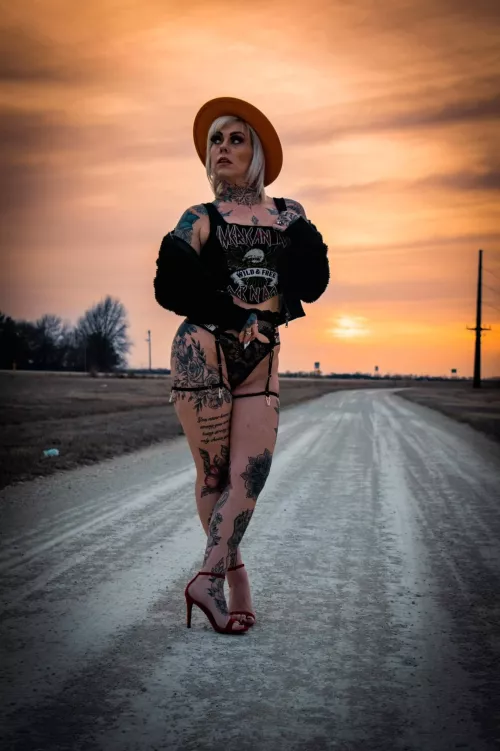 36yo Inked MILF😈Check out my sales. FREE Link in comments. DM me on OF for more specific kinks 💋 ✨Special sales: 10vids/$20 15vids/$30 25vids/$50 by Tattooedbarbie86