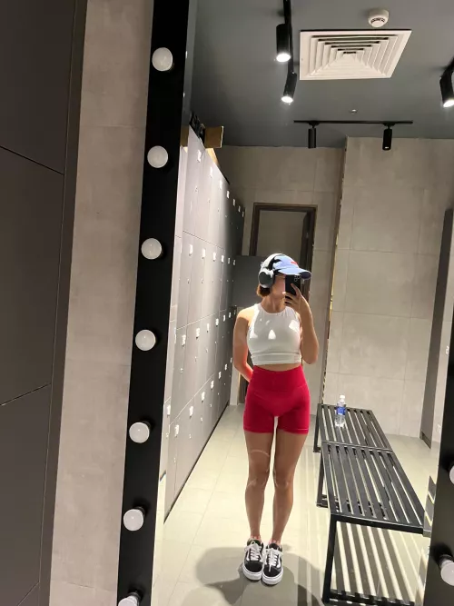 Daydreaming of being a freeuse slut whilst in the gym. (f) by lakambinix