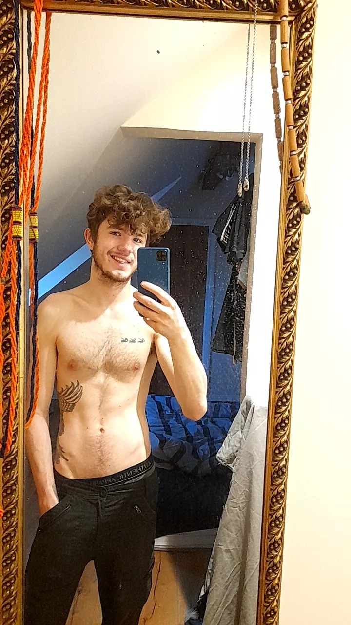 Do I let it keep growing or cut it? Im at that awkward length where I wanna give up 😅😆 posted by BrbMakingACuppaT