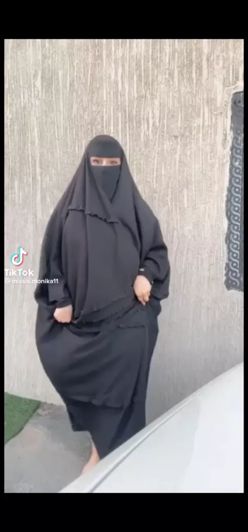 does someone know who she is? by Pretty_Upstairs_8134