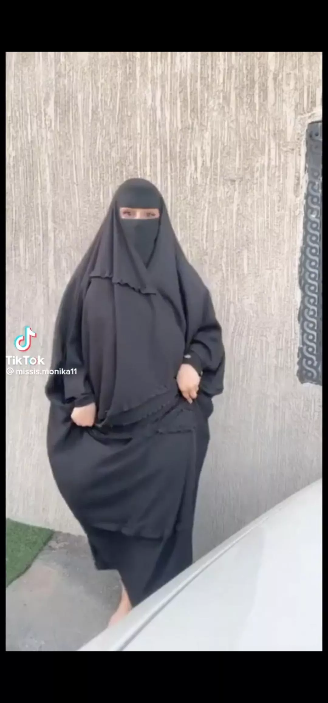 does someone know who she is? posted by Pretty_Upstairs_8134