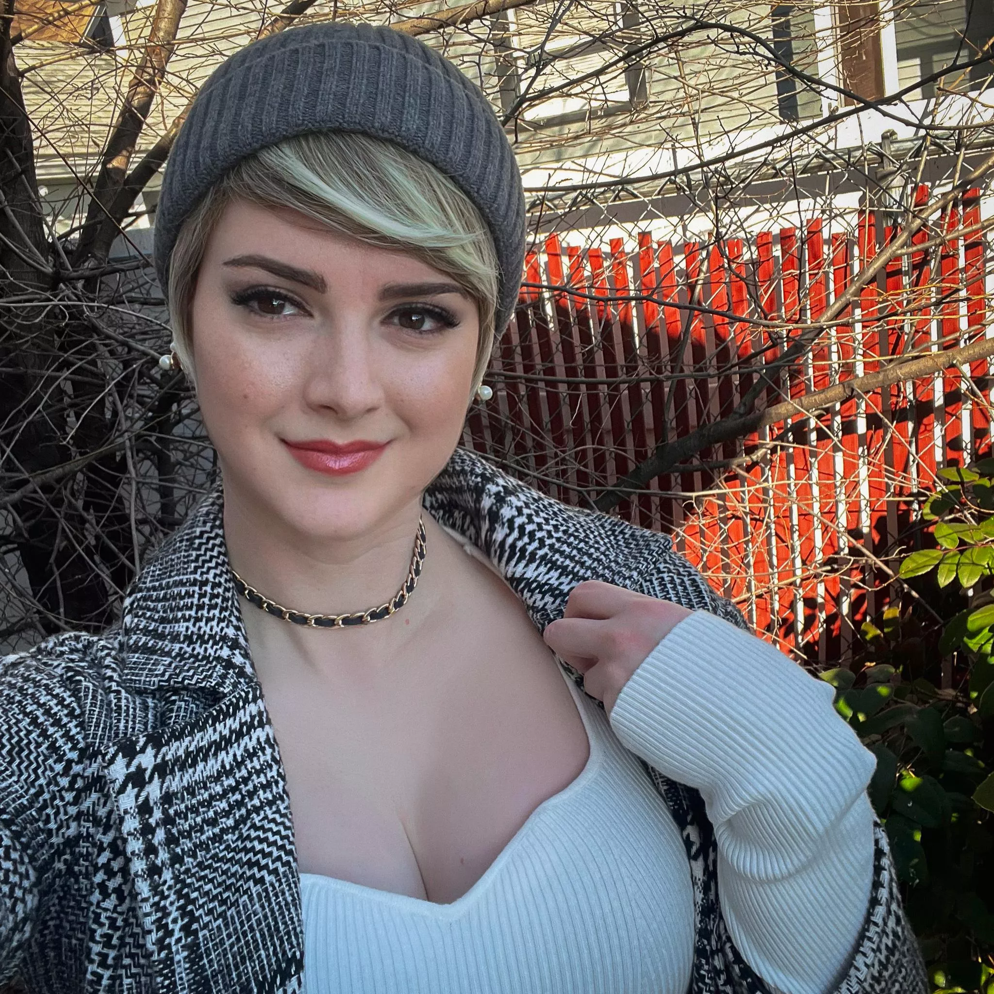 Enjoying a little sun ☀️ posted by AlsoAshley