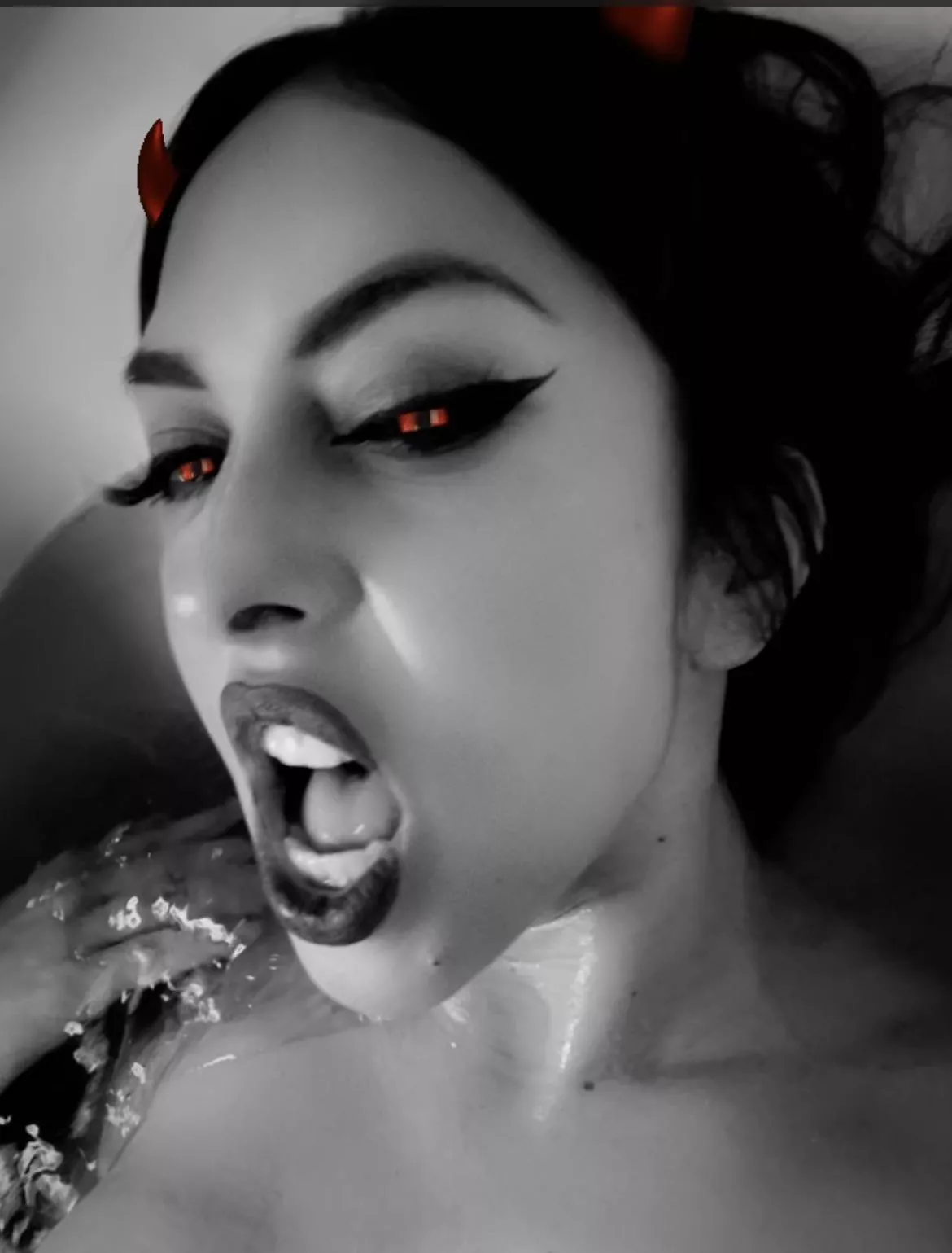 I’m waiting 💋 posted by lilithxlovex666