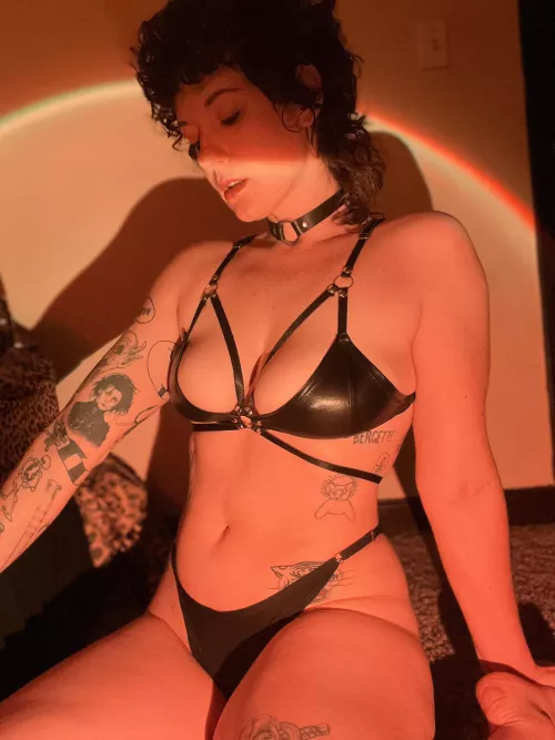 Leather Mommy [F] by MAN_KEGELS