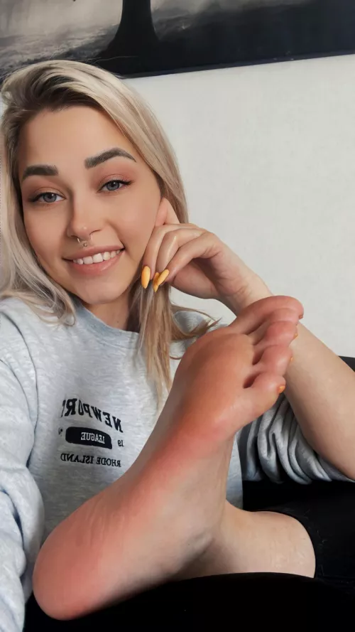 Need someone to massage my feet after a long day 😏💗 by Stealthicc