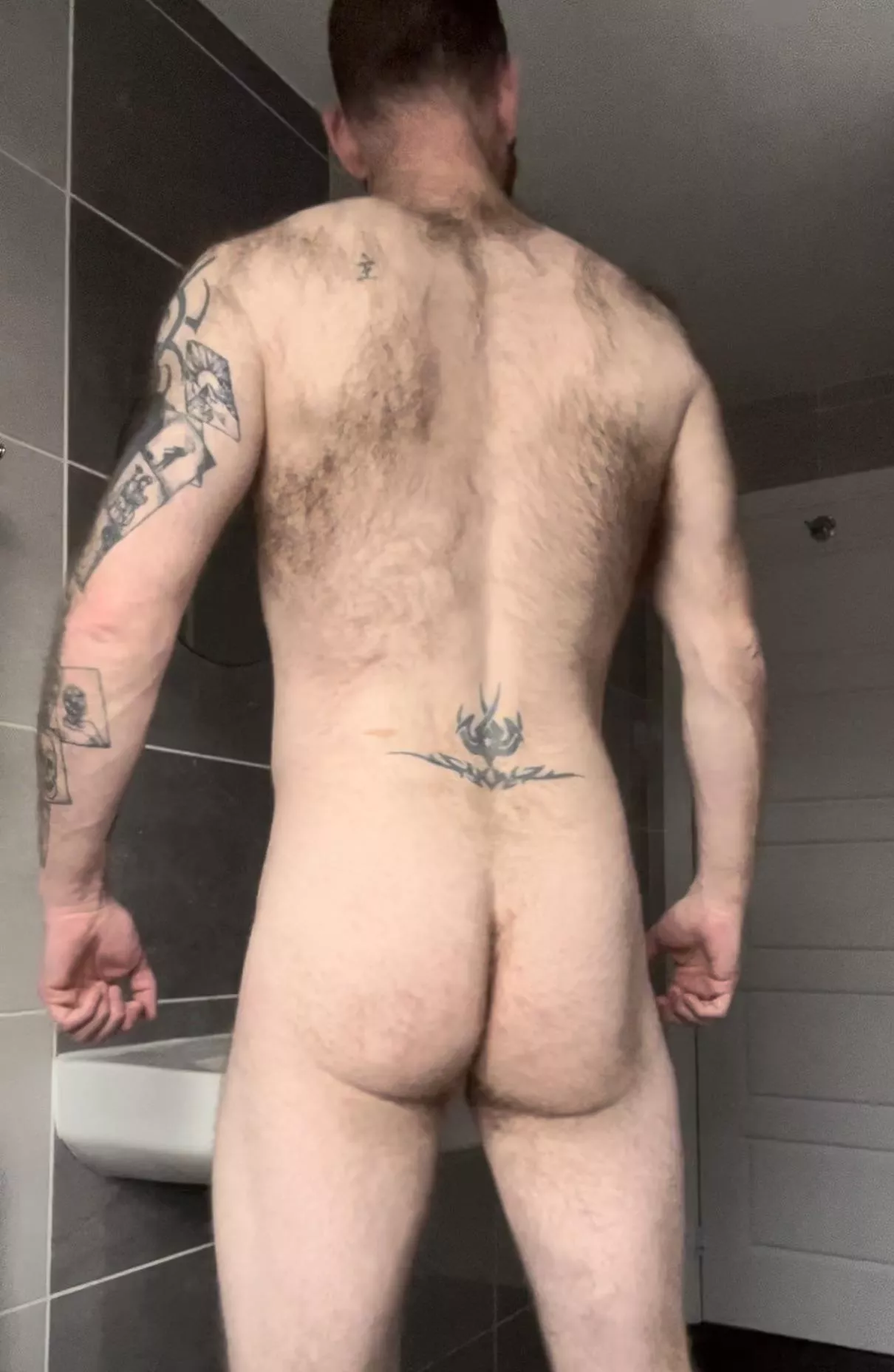 Obligatory midweek bum post! Happy hump day 🍑😜 posted by gbrad1983