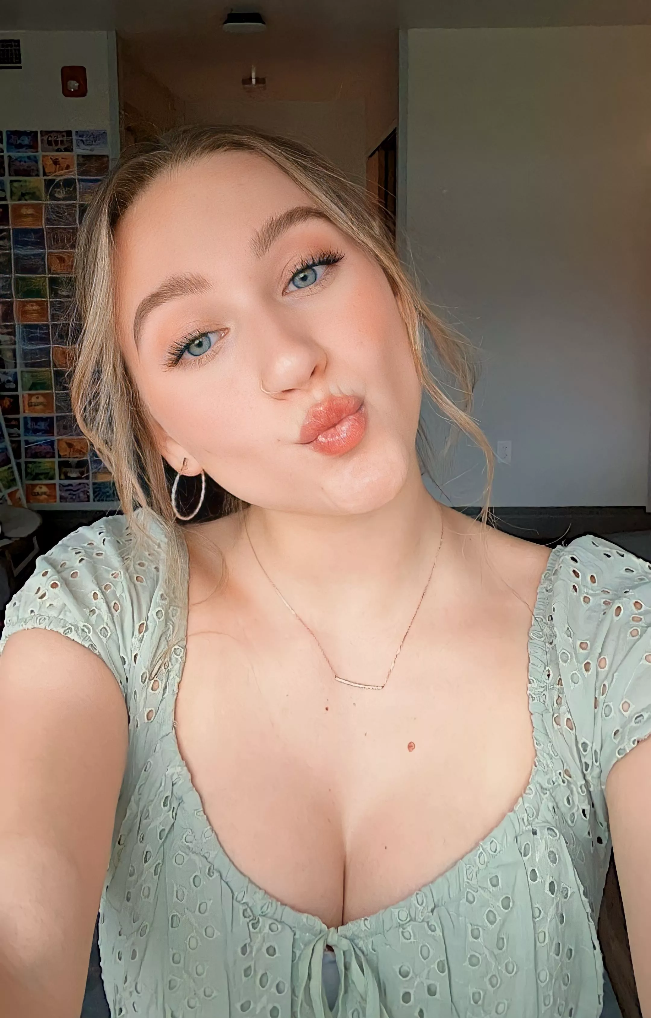 Pretty Blonde (21) posted by Helpful-Chard-6942