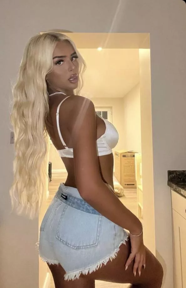 we know what those lips are good at 😈🤩 posted by charlisexyslut