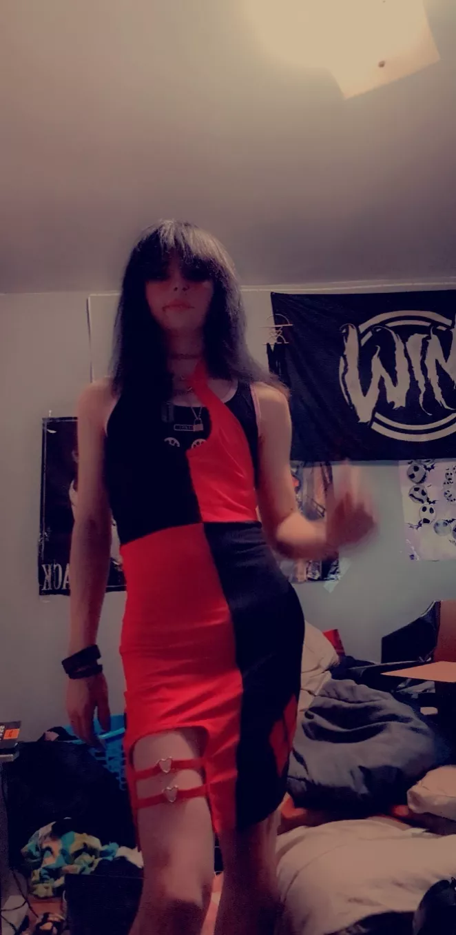 Whatcha lookin' at puddin'?❤️🖤❤️🖤❤️🖤❤️ posted by Anastasia_Motionless