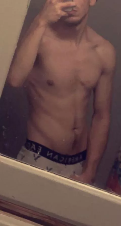 19 straight hmu if ur fit with face or body pic snap da.guy19 posted by AcanthocephalaFar270