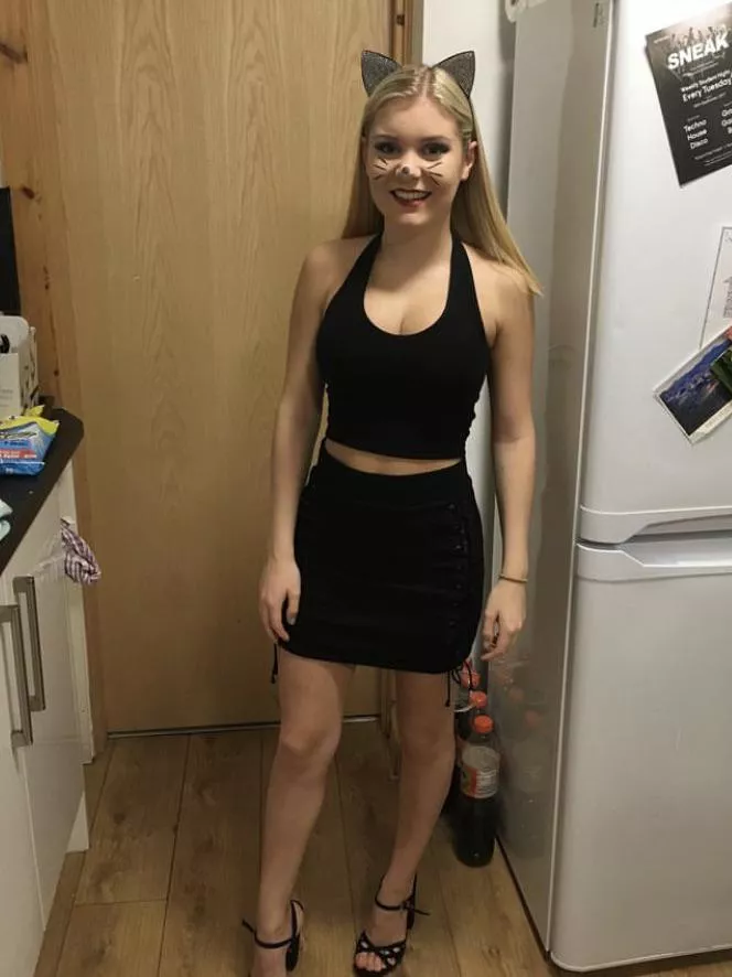 Big tits small waist Robyn posted by mr__E67