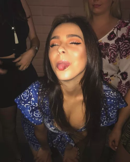 Cute brunette by Wallydinger123