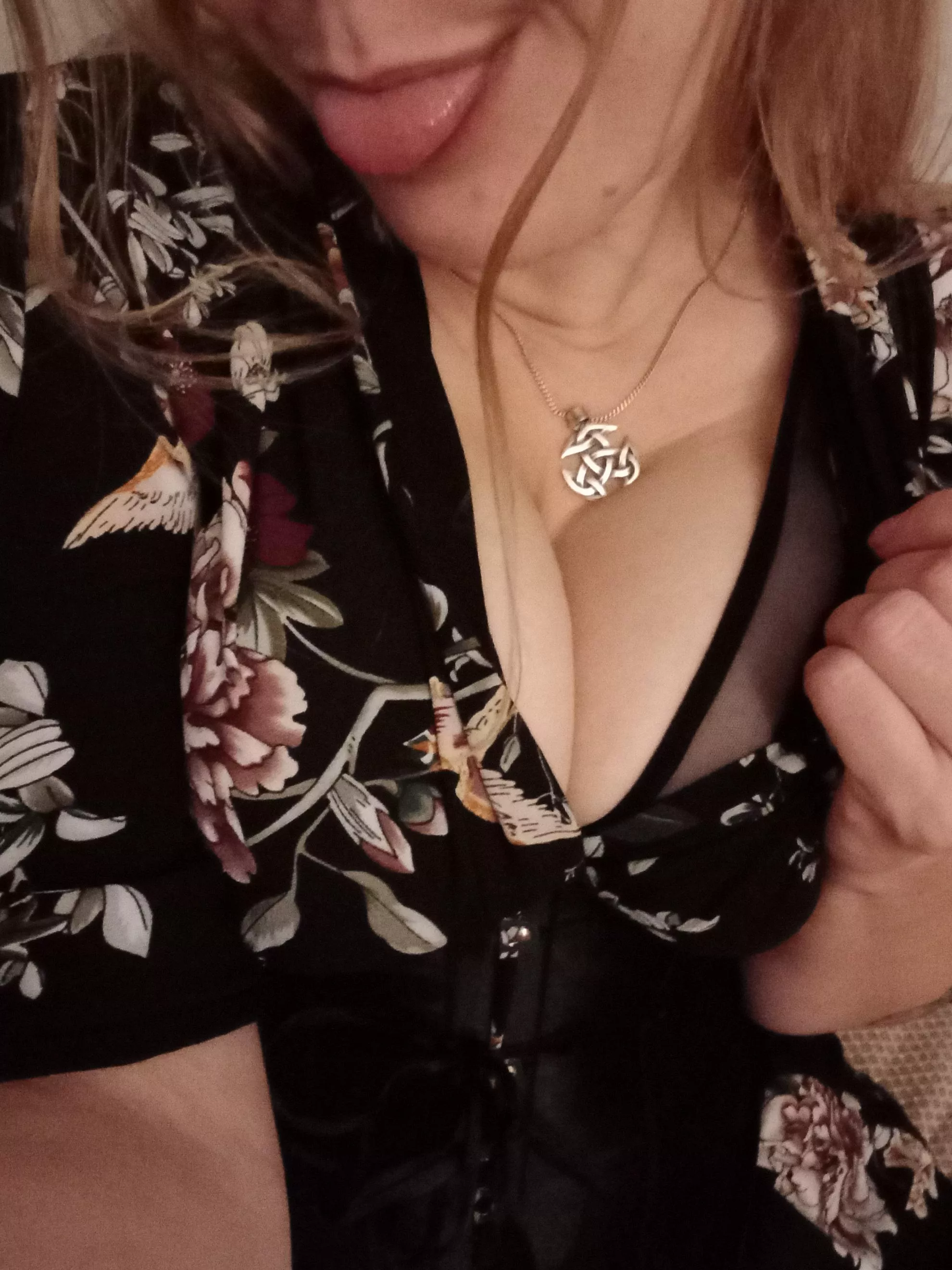 i know you all love some cleavage 🤭 so here you go 🥰 posted by Rose_HillB