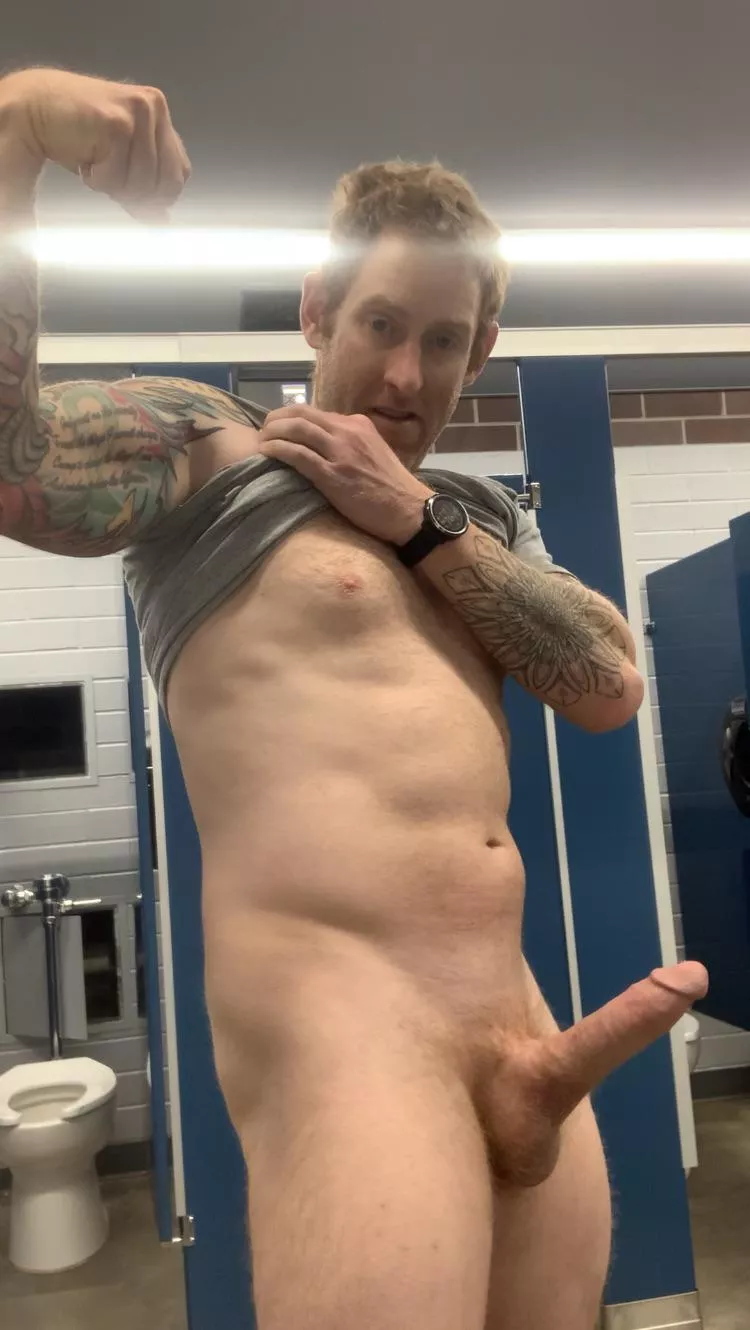 (M) Just a quick morning flex while plowing snow. What do you ladies think. Shoot me a message posted by fitmaintenceginger