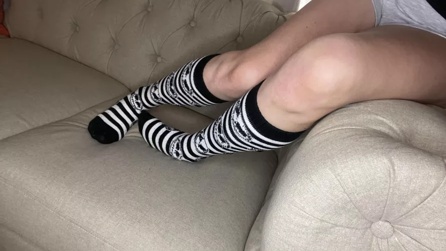 (OC) US size 6 sexy feet🦶🏼content and a little more 😘 by LaDamaFeet