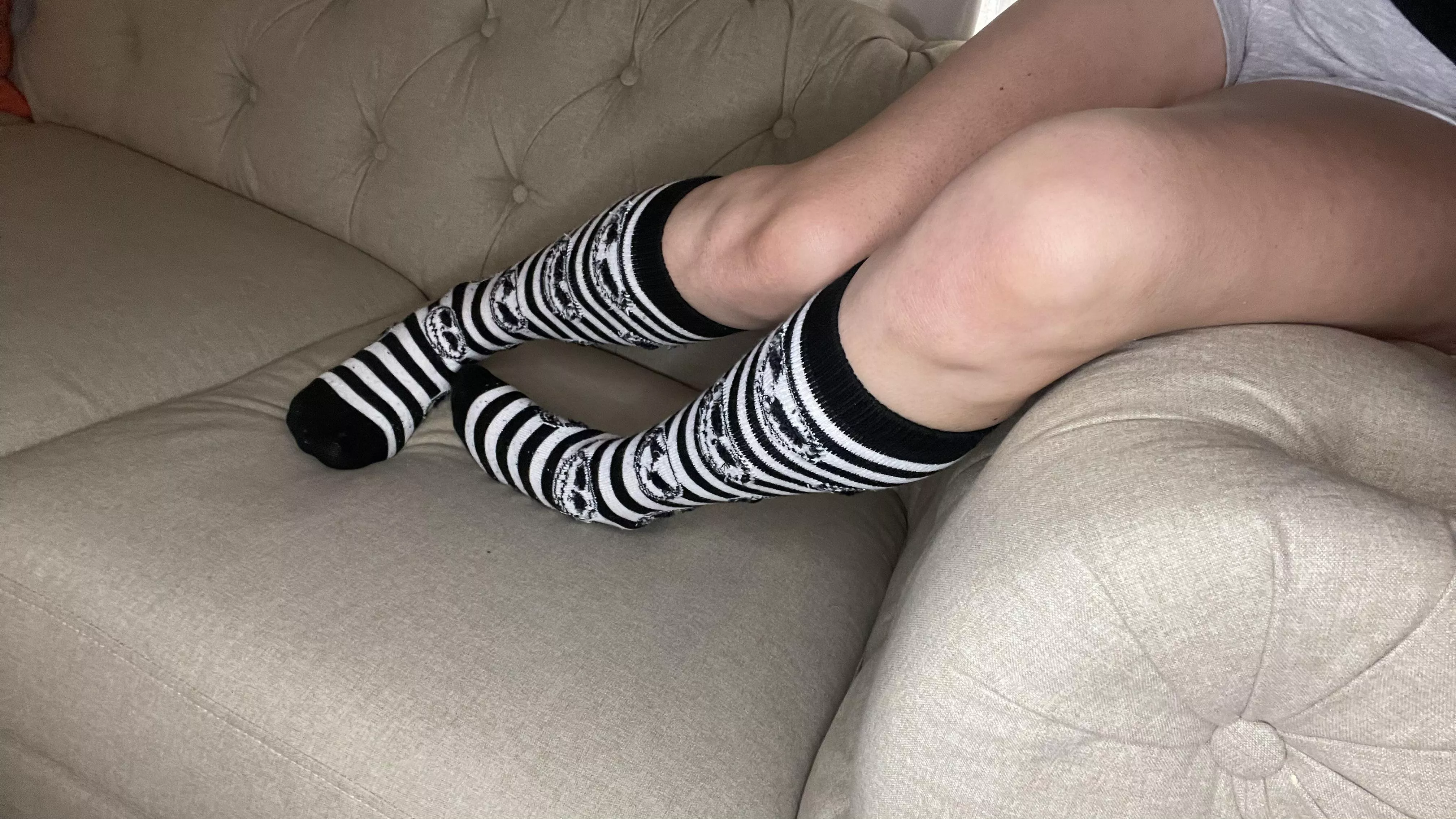 (OC) US size 6 sexy feet🦶🏼content and a little more 😘 posted by LaDamaFeet