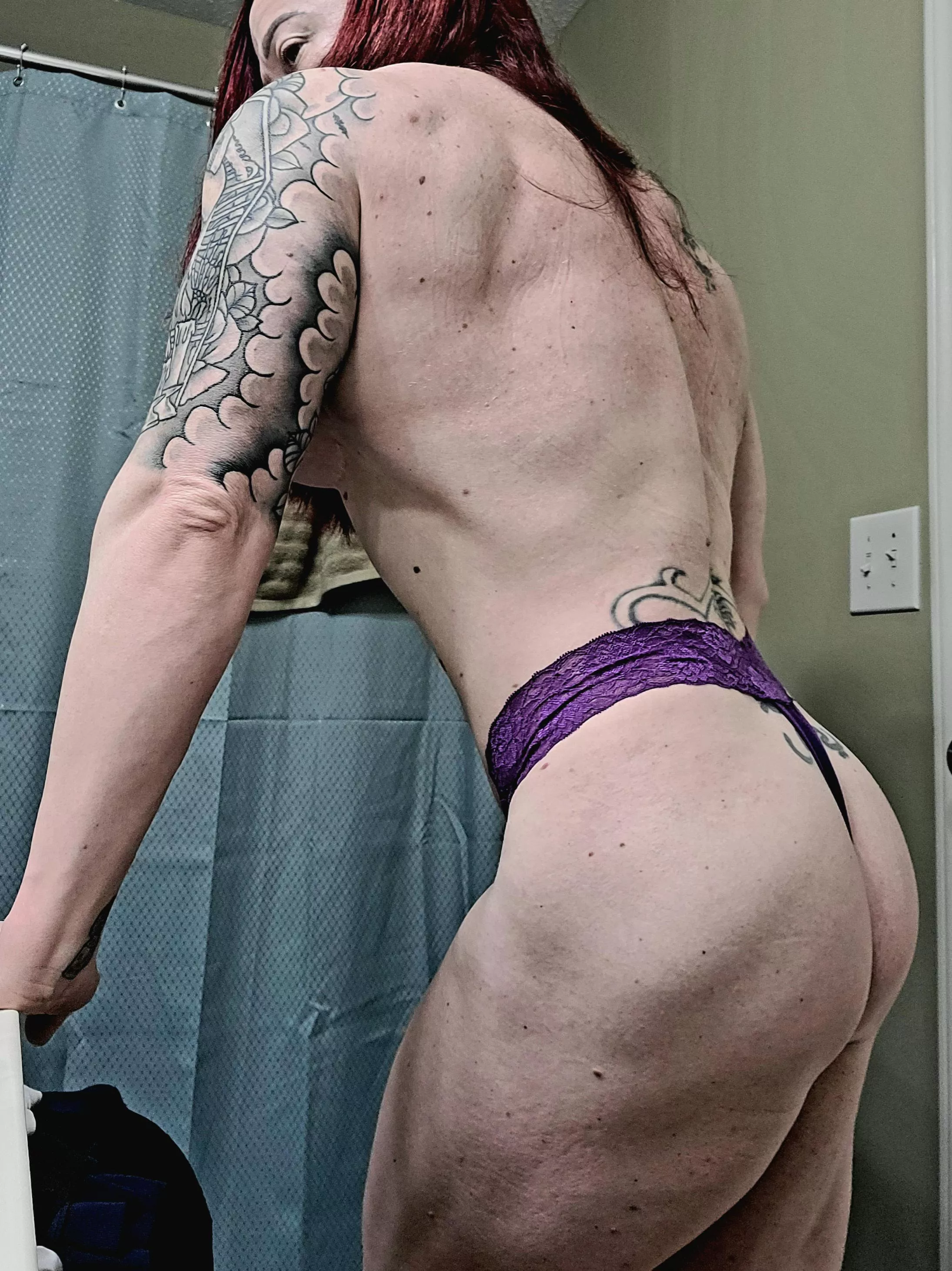 Sexy muscle curves 🔥 posted by Feeling-Ad-3894