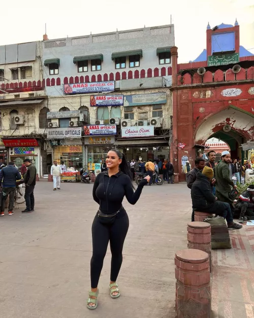 Skank loves the attention by komoron_