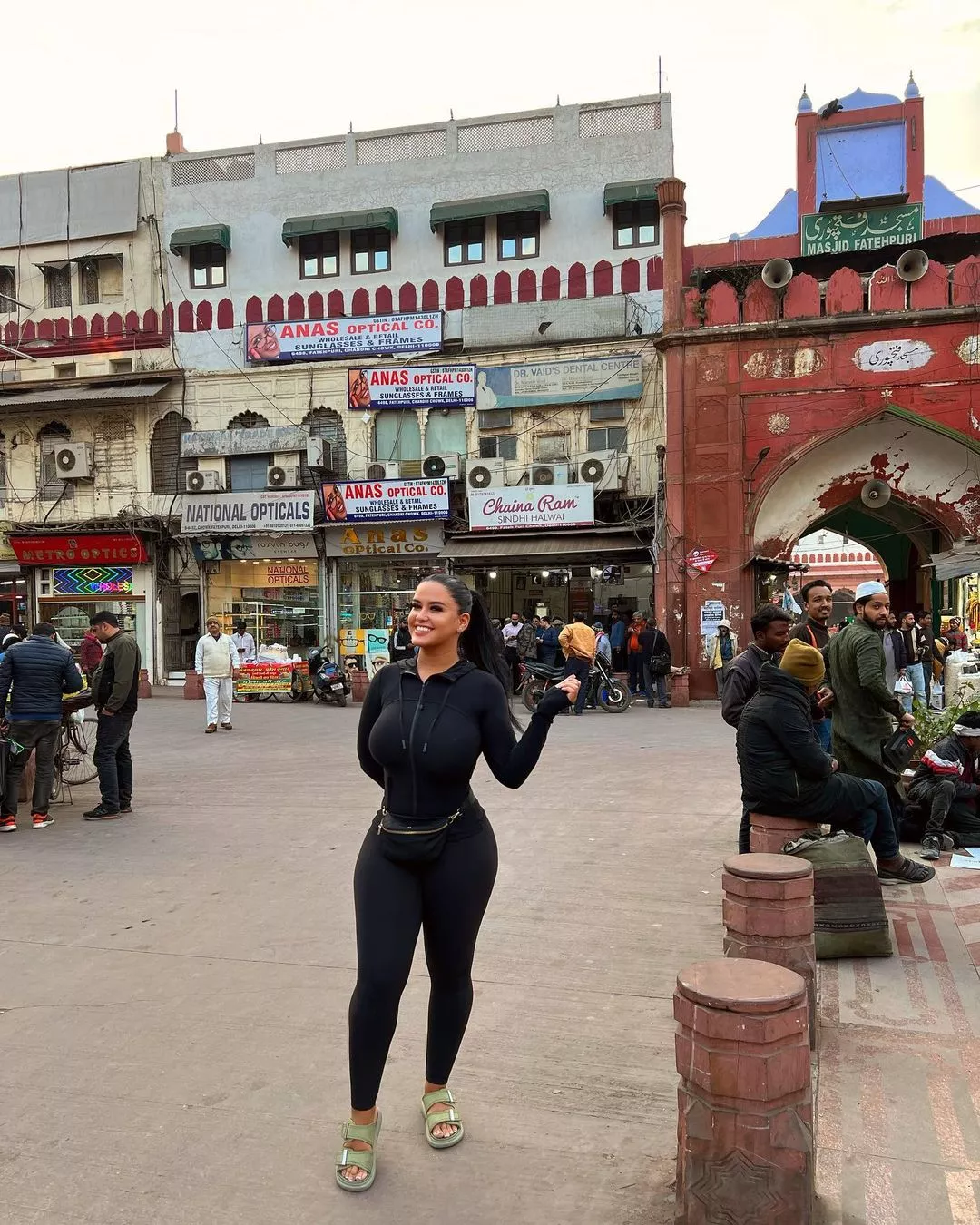 Skank loves the attention posted by komoron_