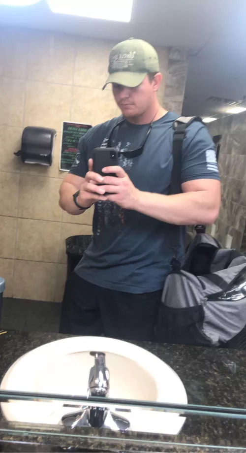 You like big guys? Hope so, 6’5 270lb. Keeping it mild today by Bigguy_658__