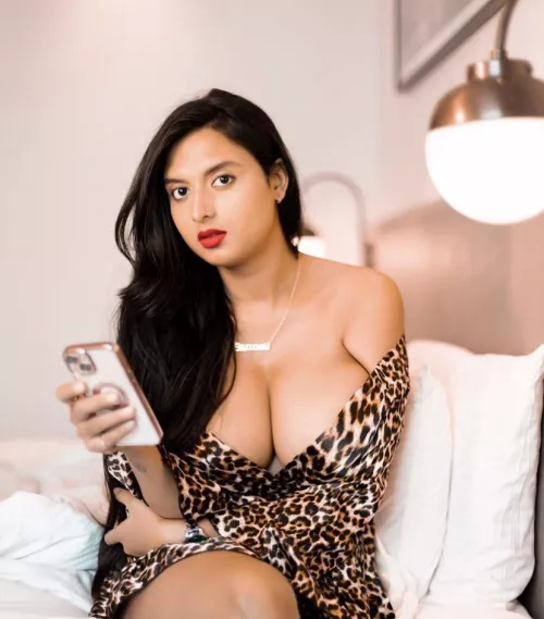 Am I look like a slut? by onlyfans_queenbee10