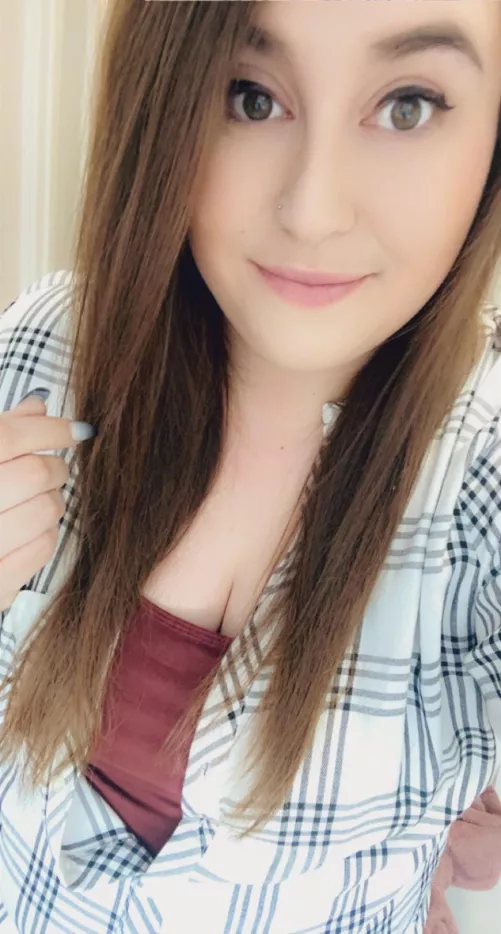 Anyone else do weird things with their hands when they take a selfie? Or is it just me 🙃 by hannahlouxoxoxo