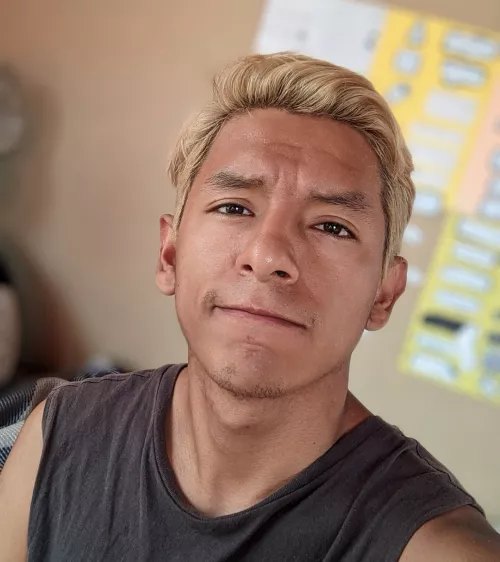 Chill selfie to update my feed🤳🏽🤗, and show my hair color 👱🏽 by leandrolazo