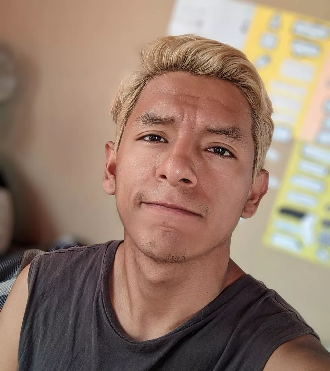 Chill selfie to update my feed🤳🏽🤗, and show my hair color 👱🏽 posted by leandrolazo