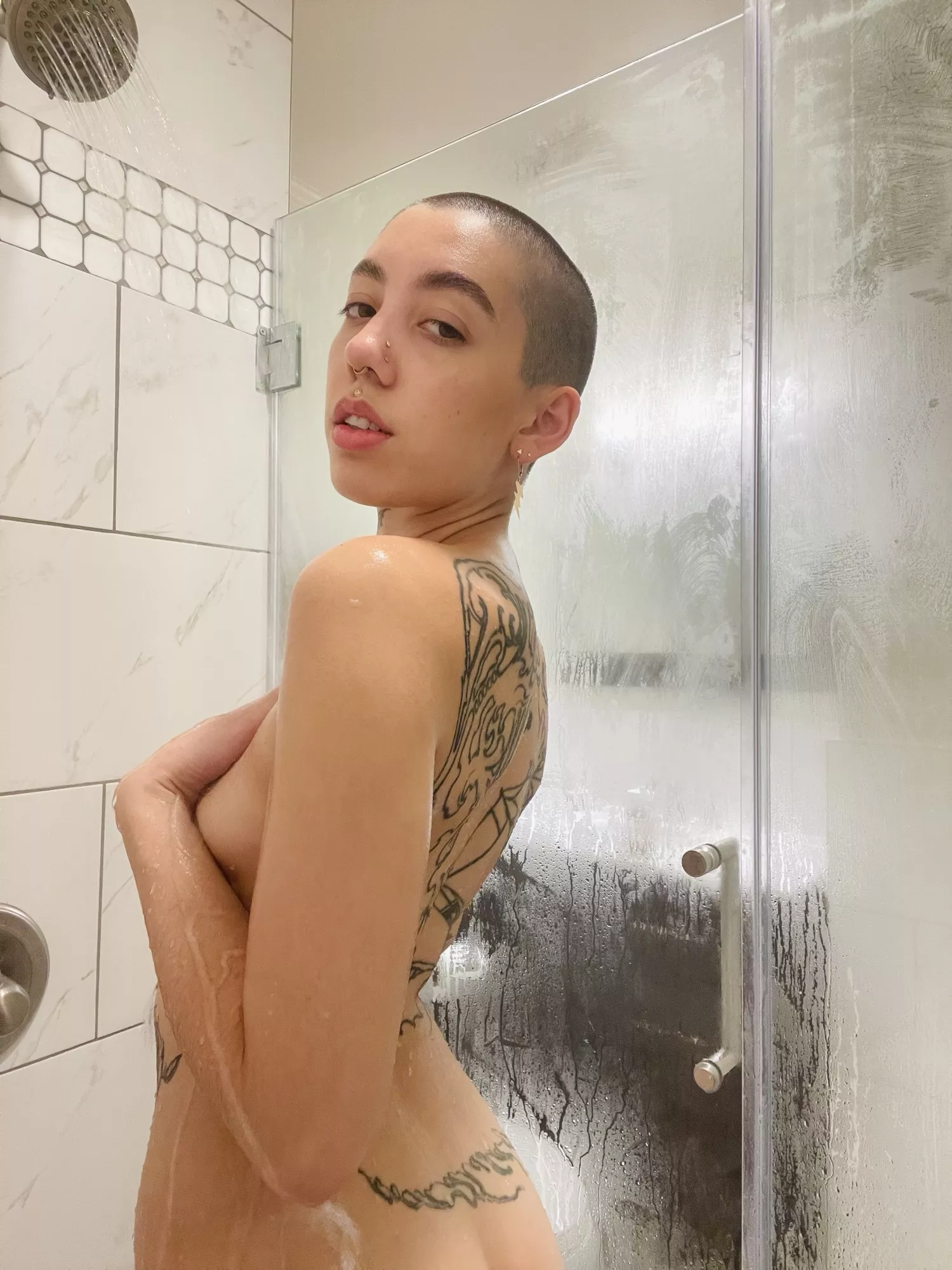 Come take a shower with me? 🍑💦 posted by R3plyGirl