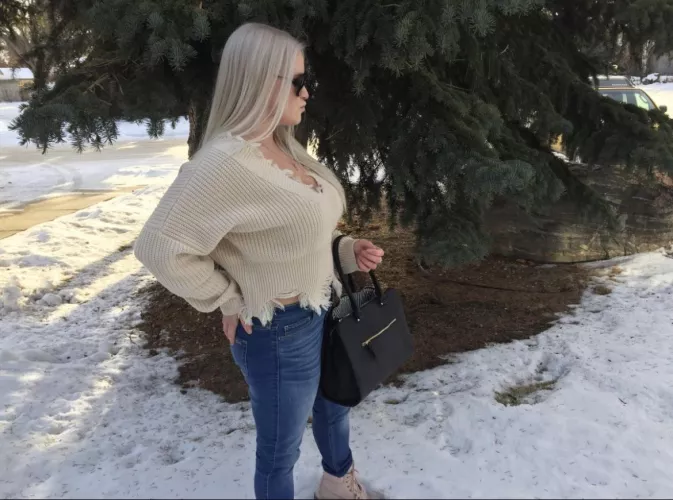 From the side 🤤 by AmazingDDs