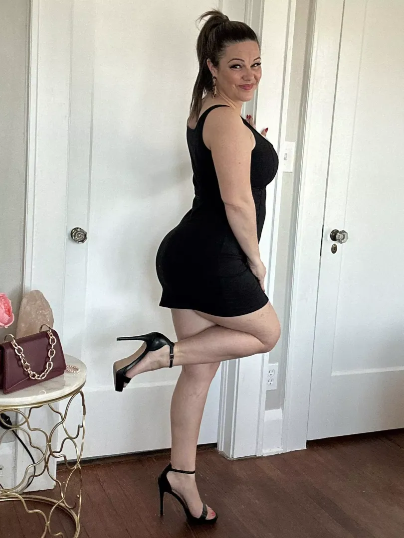Happy Friday, babes!! 40F by MrsCarmenJames