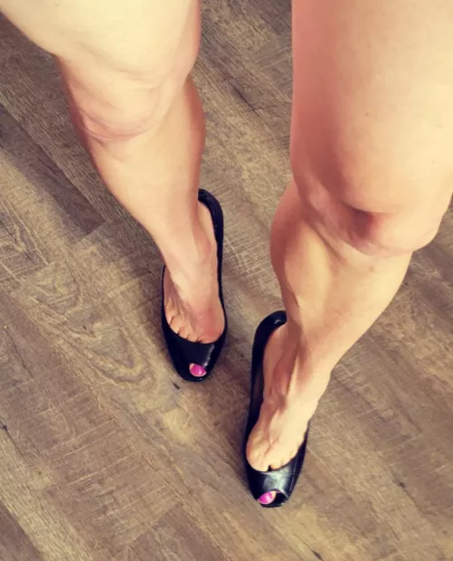 LEG SHOW by Flafootguy