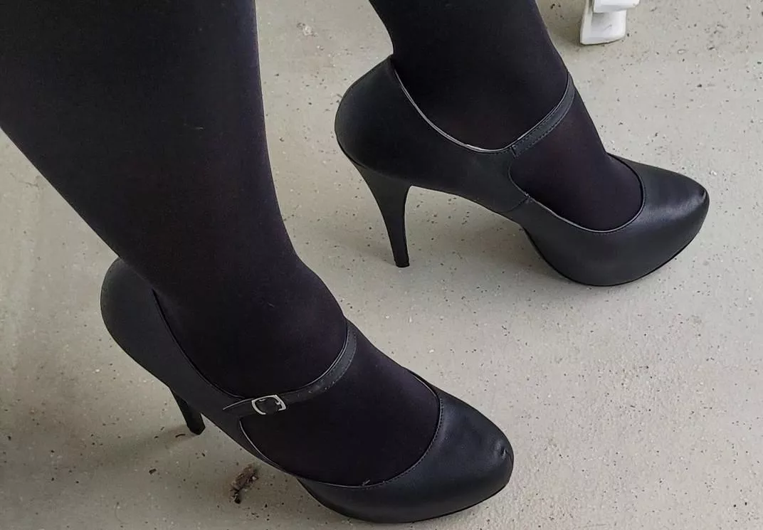 love black heels posted by Phooeenniixx