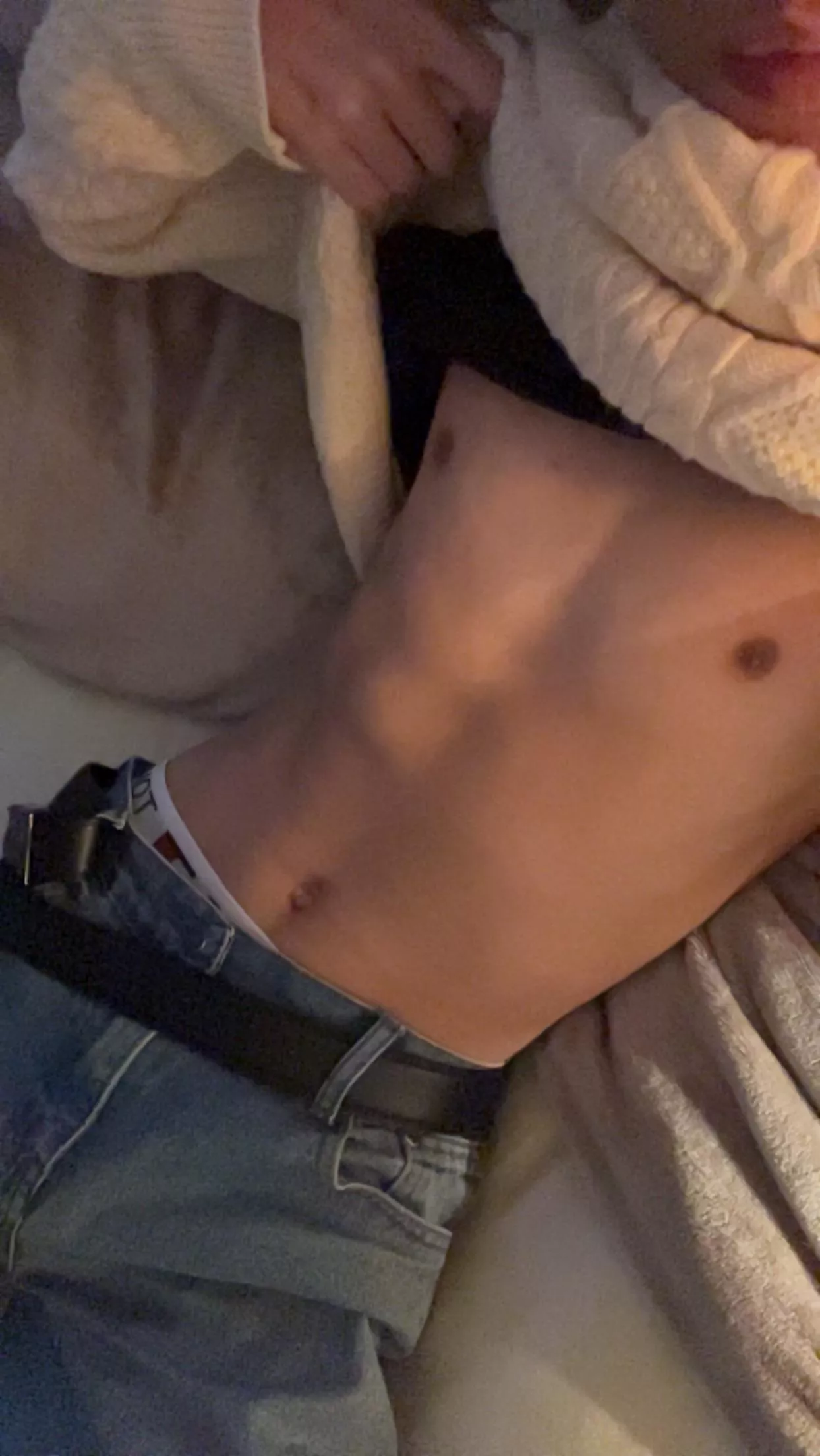 M18 skinny twink bottom looking for older guys posted by zzzzzaynn