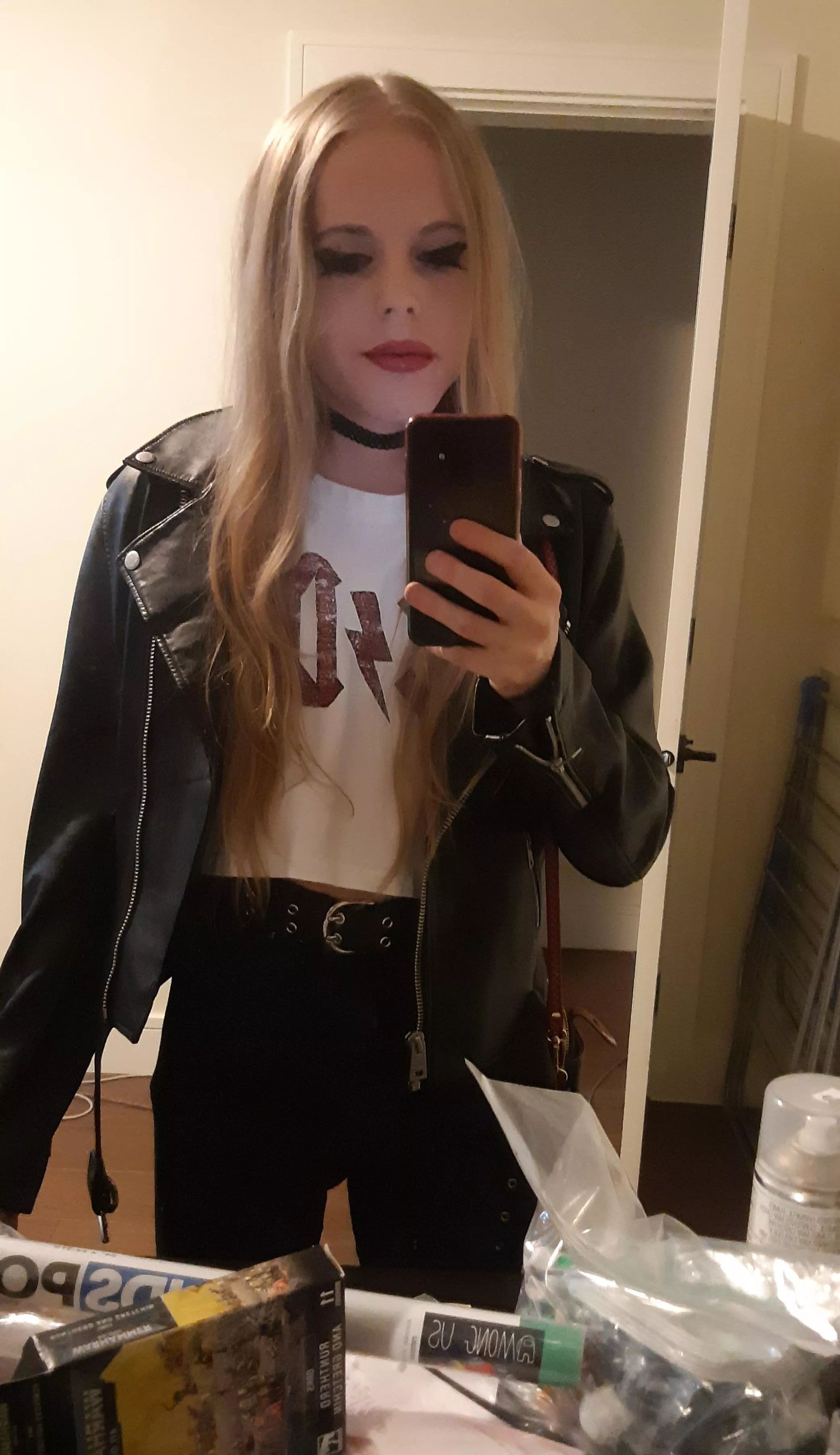 Spend your Friday night with me? 🖤 posted by Puff_qt