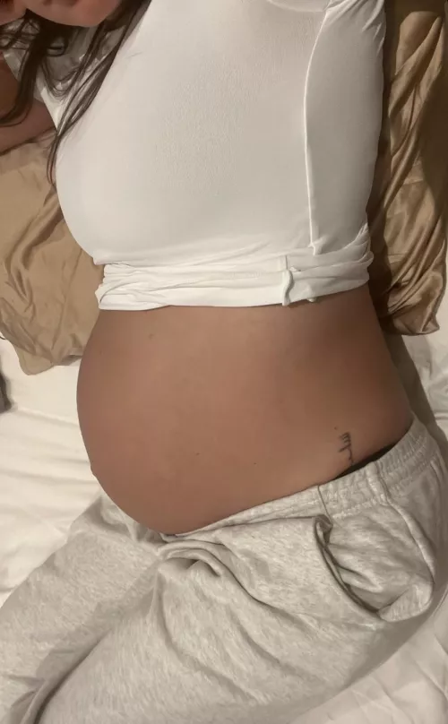 Sydney may crouch by Pregnant_heaven